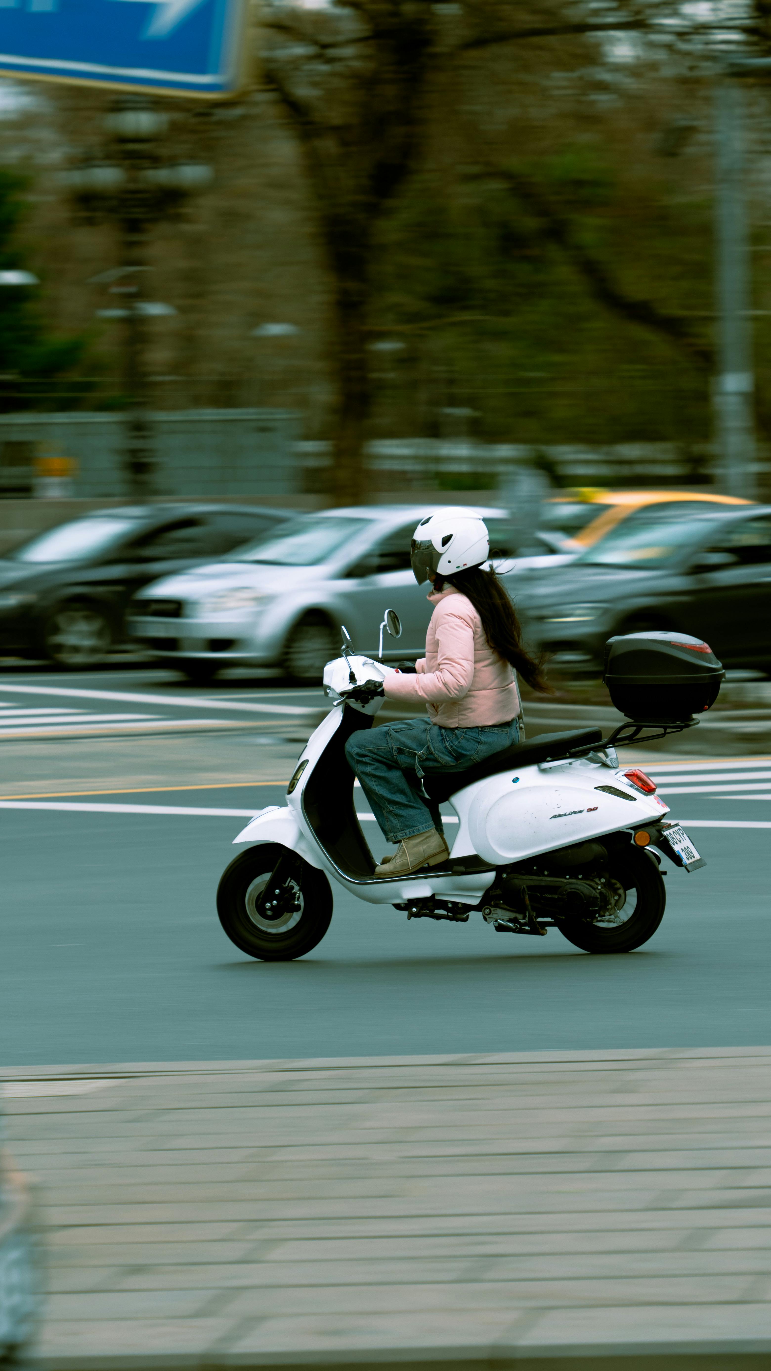 Scooter electrica circulando en ciudad